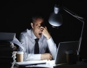دراسة حديثة: العمل ليلاً يعرض الإنسان للإصابة بالجلطات والسرطان