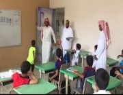 معلم يفاجئ طلابه بزيارة بعد رحيله عن المدرسة.. شاهد ردة فعلهم!