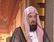 بالفيديو.. السند يوضح حكم ارتداء الأصلع “الباروكة”
