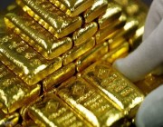 الذهب يهبط مع صعود الدولار واستقرار “الفائدة”
