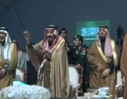 خادم الحرمين الشريفين يتفاعل مع العرضة السعودية خلال حفل استقبال أهالي الحدود الشمالية‎ (فيديو)