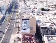 فيديو مواطن يرسم جدارية ضخمة للملك في تبوك احتفاءً بقدومه
