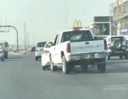 فيديو لمتهورٍ يتعمد صدم سيارة على طريق سريع بالرياض.. و”المرور” يُلقي القبض عليه