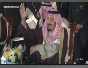 فيديو.. الملك يؤدي العرضة في حفل استقبال أهالي تبوك