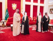 في قصر الصخير .. مباحثات سعودية بحرينية ومنح وسام لولي العهد