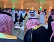 بالفيديو.. أمير الرياض يرفض الجلوس في صدر المجلس تقديرًا لـ ابن عمه الأمير تركي الفيصل