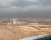 بالفيديو.. مشهد رائع لحظة هبوط طائرة بمطار الملك خالد الدولي بالرياض