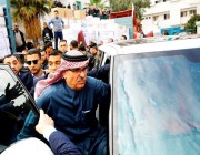 بعد التلاعب وحقائب الدولارات.. فلسطينيون يرشقون السفير القطري بالحجارة