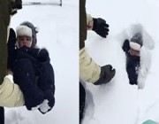 فيديو مروع.. أب يرمي طفله في الثلج وحدث ما لم يتوقعه