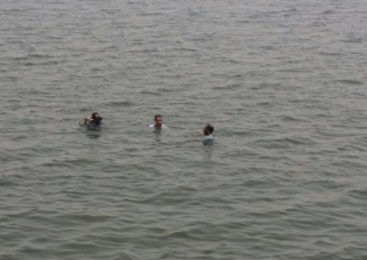 إنقاذ رجل وزوجته سقطت مركبتهما في مياه البحر بالقطيف (صور)
