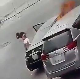 المواطنة صاحبة السيارة تكشف هوية الجاني الذي ظهر في فيديو يحرقها وتعلق النيران به‎