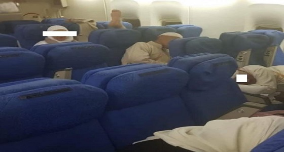 170 حاجا مغربيا يرفضون مغادرة طائرتهم بعد وصولهم لبلادهم