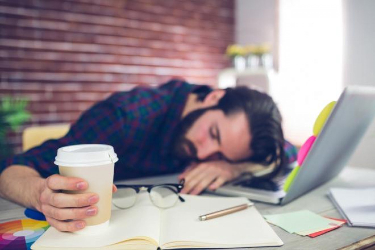 6 عوامل تقودك للشعور بالتعب والخمول.. تجنبها