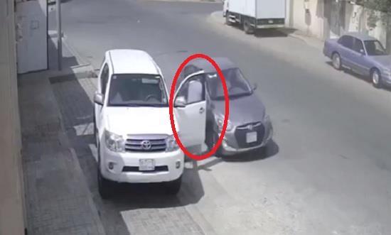 “مرور نجران” يضبط سائقاً كان يفحط في حي سكني وكاد يصدم أحد الأشخاص (فيديو وصور)