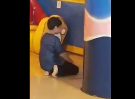شاهد.. طفل يترك اللعب ويصلي منفرداً بأحد الملاهي