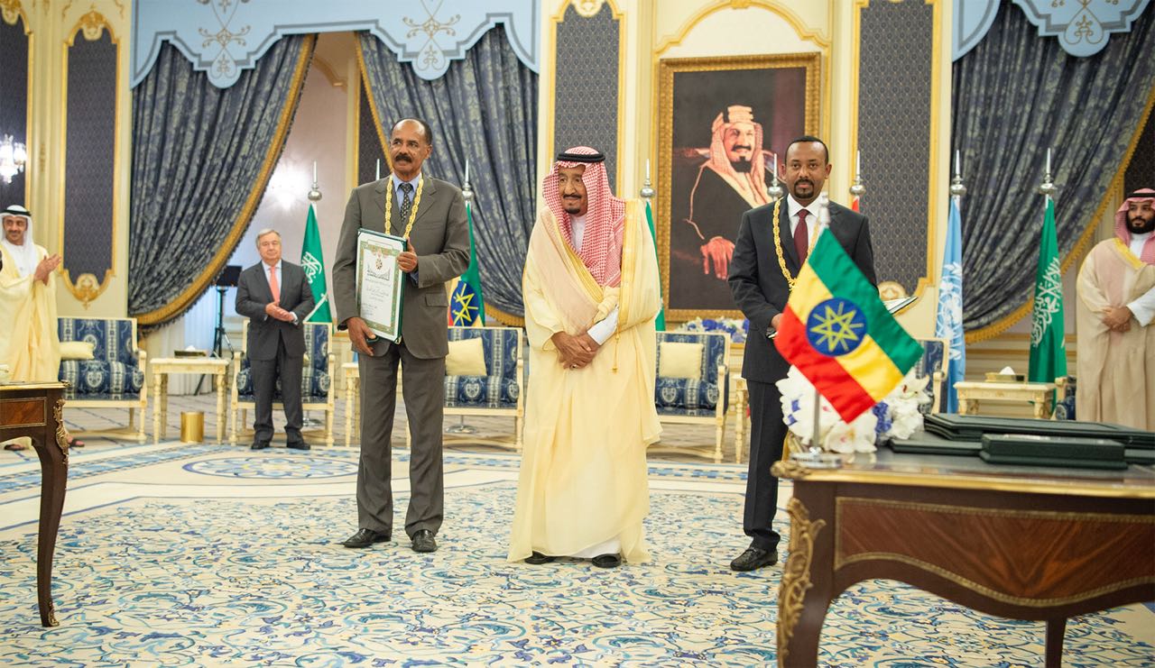 الملك يشهد توقيع اتفاقية جدة للسلام وينهي عقودًا من الصراع بين إثيوبيا وإريتريا