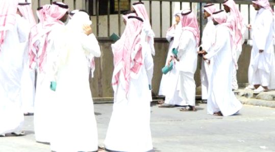 كاتب سعودي: الواسطة فساد.. هناك صورة تتكرر شبه يومياً في المناطق