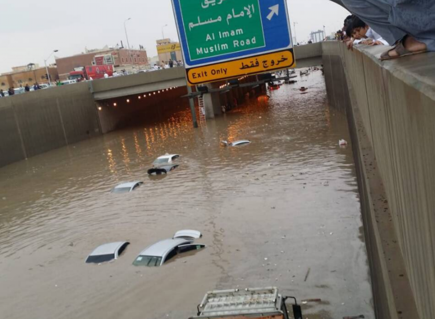 شاهد.. مقاطع توثق الأمطار الغزيرة على الرياض وغرق بعض الشوارع