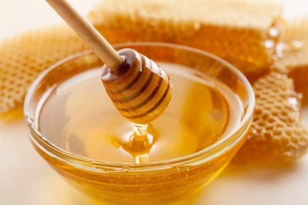 حقيقة علاج زكام الأطفال بملعقة عسل على «سرة البطن»