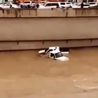 بالفيديو.. متهوران يقتحمان نفقاً غارقاً بالمياه في الرياض