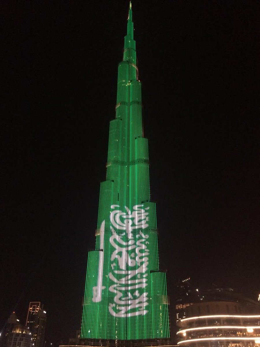 برج خليفة يتزين بالأخضر احتفاء بولي العهد