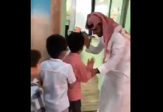 فيديو.. معلم سعودي يبادل طلابه “تحية خاصة” قبل دخولهم للفصل
