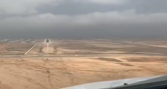 بالفيديو.. مشهد رائع لحظة هبوط طائرة بمطار الملك خالد الدولي بالرياض