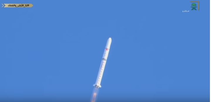 فيديو.. لحظة انطلاق القمرين سعودي سات 5 #لنا_الأرض_والفضاء