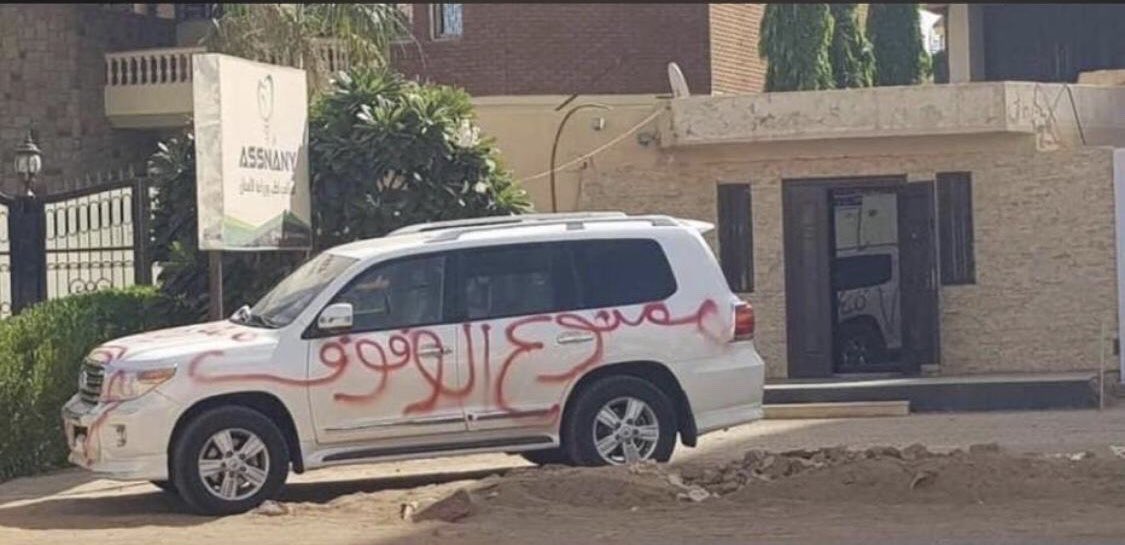 مواطن يكتب على سيارة توقفت أمام منزله تفجر حالة من الجدل